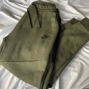 NIKE TECH FLEECE Olive / Army Green